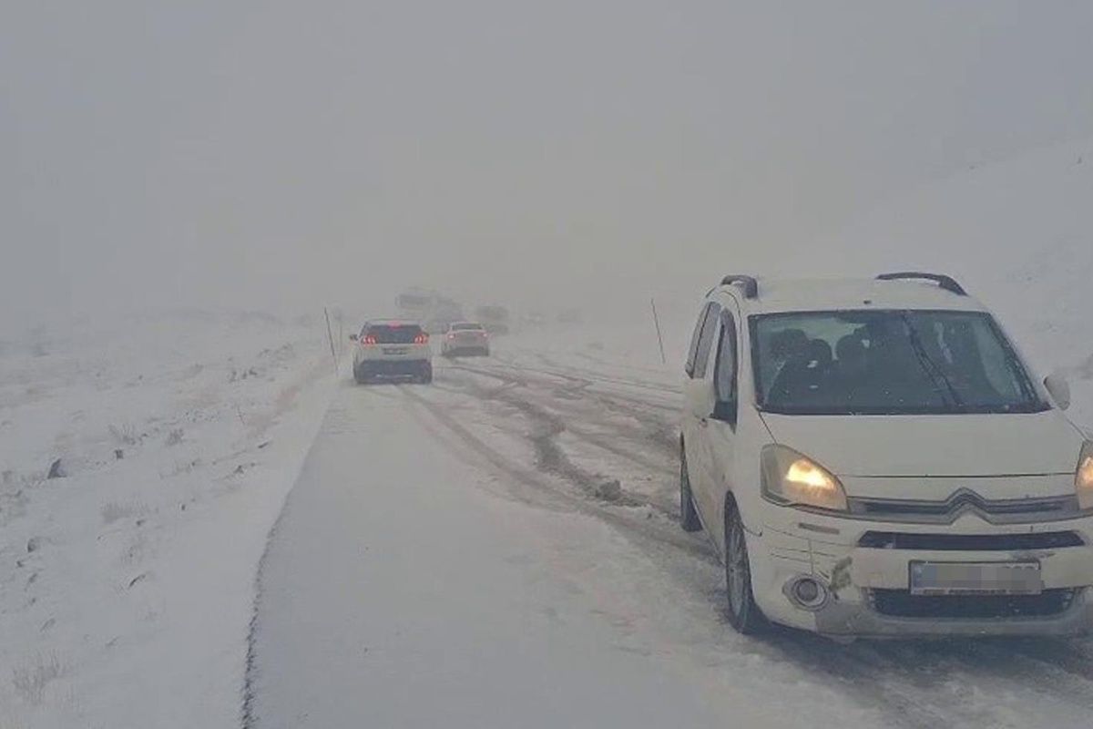 Ekim Bitmeden Kış Bastırdı! Kar Yolları Kapladı, Araçlar Yolda Kaldı (2)