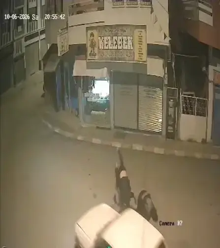 Elektrikli Bisiklete Çarpan Otomobil Sürücüsünün Kaçtığı Kaza Kamerada; 2 Yaralı