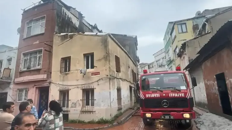 Fatih'te 3 Katlı Binanın Terasında Yangın; Alevler Bitişikteki Binanın Çatısına Sıçradı