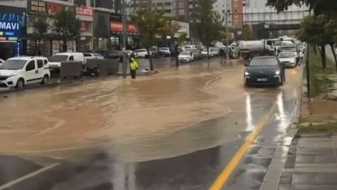 Gaziantep'te Sağanak Yağış Yolları Göle Çevirdi! (2)
