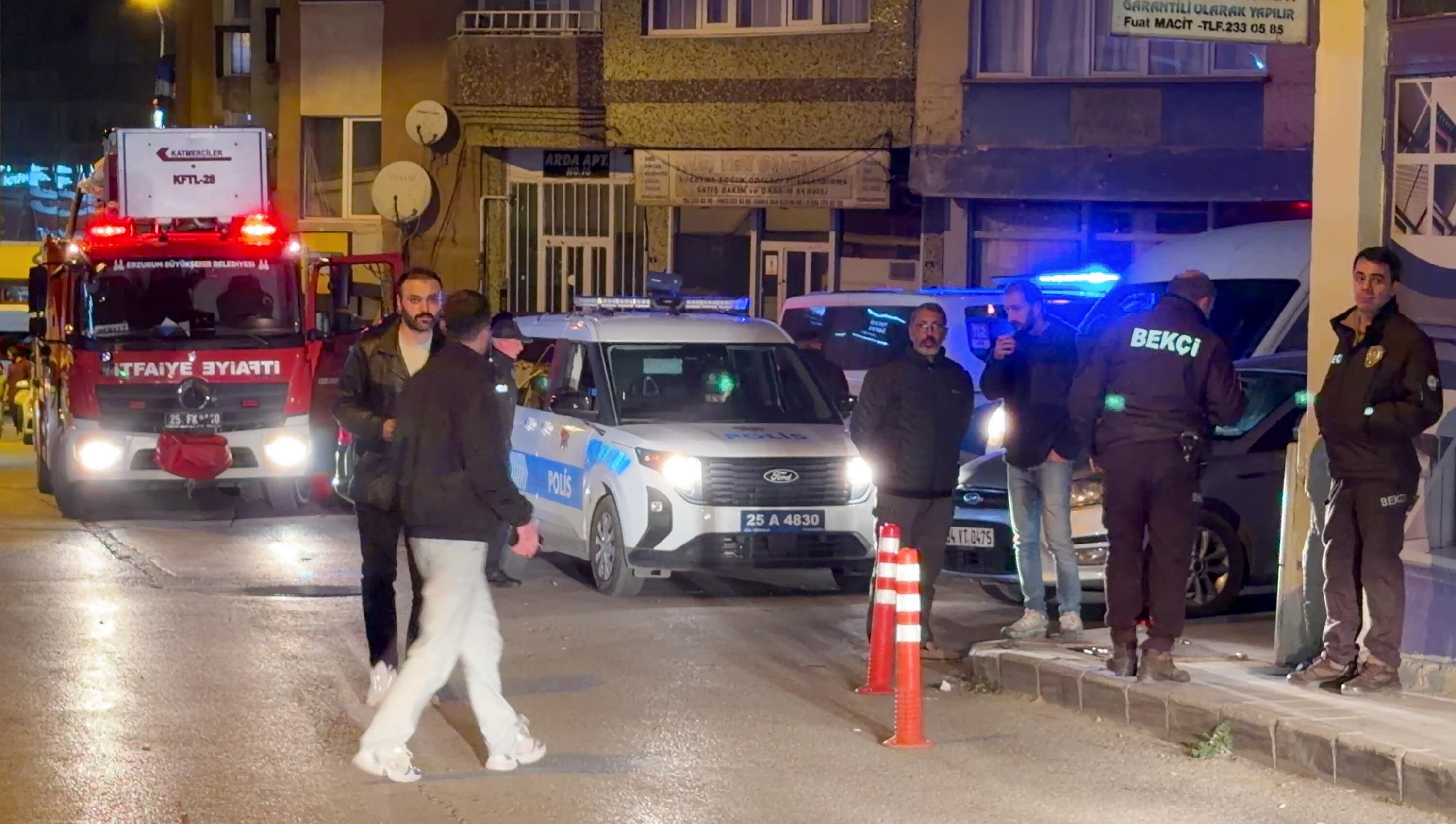 Hapis Cezasıyla Aranan Firari Çatıya Kaçtı, İtfaiye Çekyatla Önlem Aldı (1)
