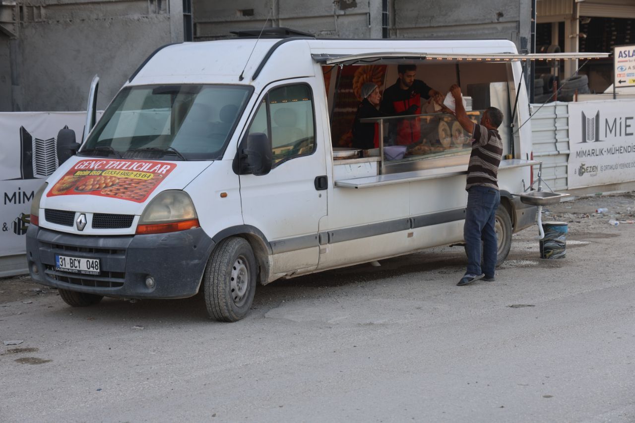 Hatay'da Depremzede Genç Çift Minibüsü Tatlıcıya Çevirdi! Hem Geziyor Hem Kazanıyor (8)