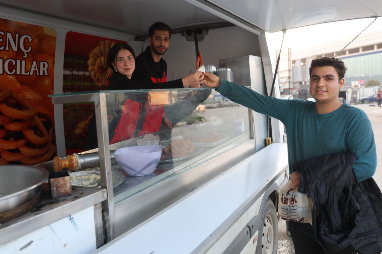 Hatay'da Depremzede Genç Çift Minibüsü Tatlıcıya Çevirdi! Hem Geziyor Hem Kazanıyor (9)