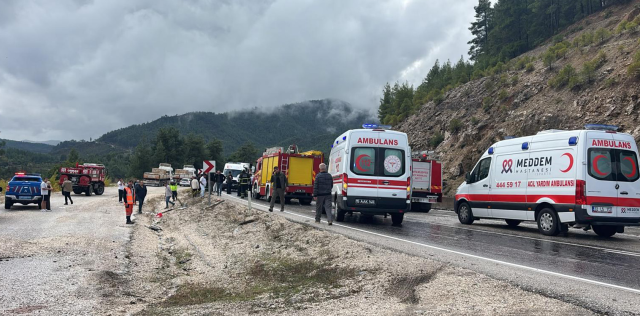 Isparta Antalya Yolunda Yolcu Otobüsü Devrildi 1 Ölü, 7 Yaralı (2)