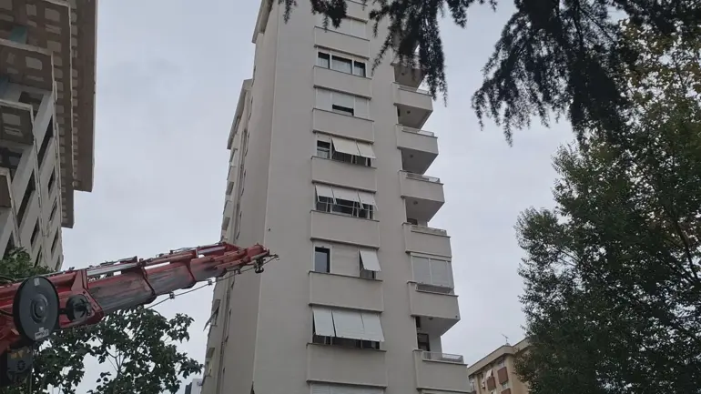 Kadıköy'de Devrilen Vinç 11 Katlı Binaya Çarptı