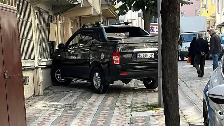 Kadın sürücünün aracını park ederken çarptığı dini nikahlı eşi öldü