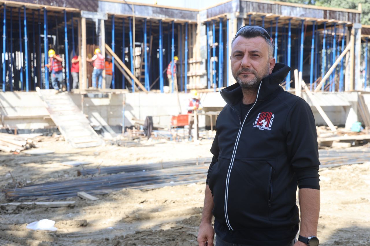 Kahramanmaraş Depreminde Ailesini Kaybetti, 5 Okul Yaptırıyor (1)