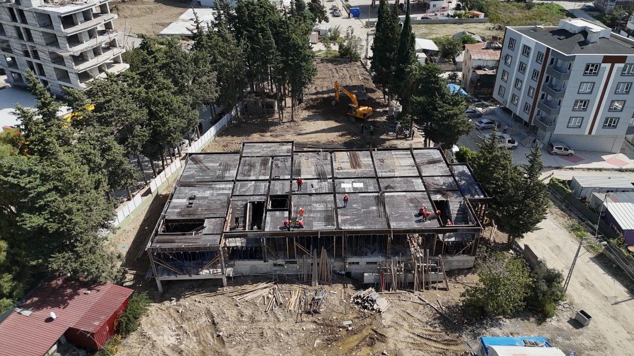 Kahramanmaraş Depreminde Ailesini Kaybetti, 5 Okul Yaptırıyor (2)