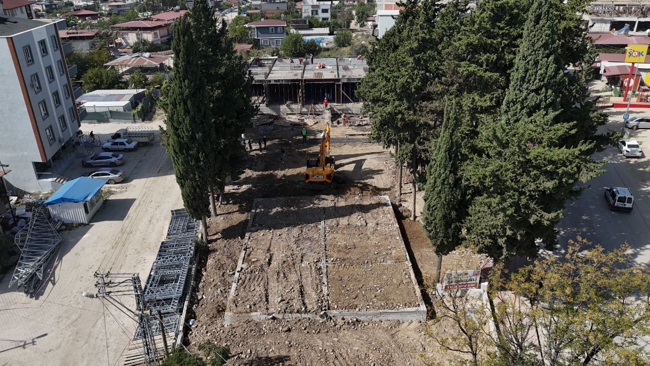 Kahramanmaraş Depreminde Ailesini Kaybetti, 5 Okul Yaptırıyor (5)