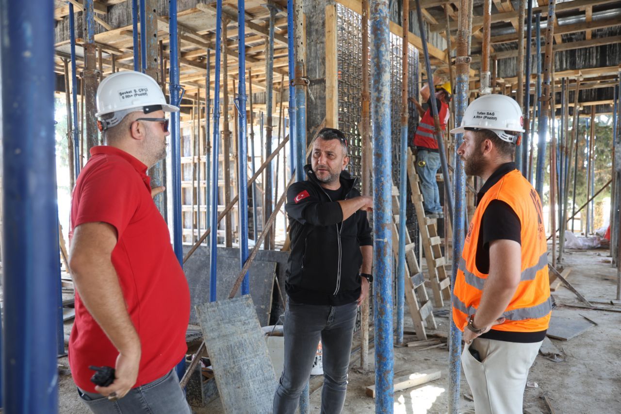Kahramanmaraş Depreminde Ailesini Kaybetti, 5 Okul Yaptırıyor (6)