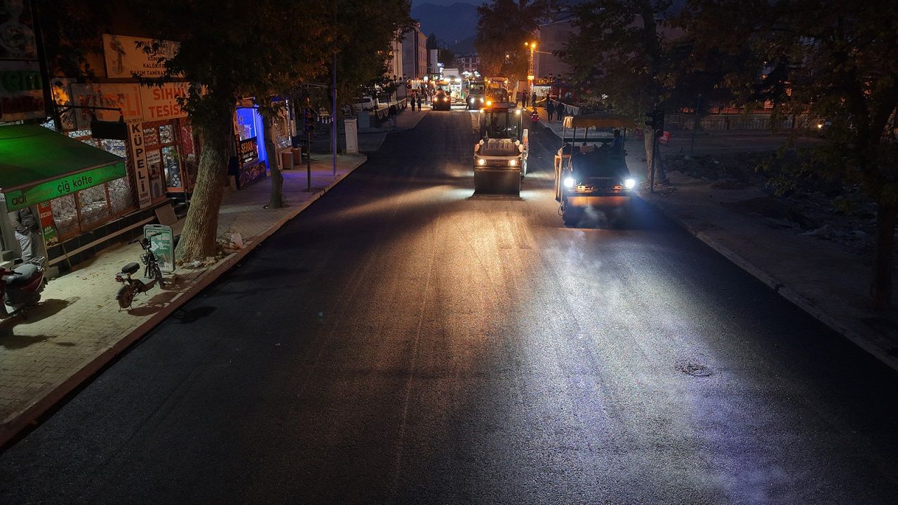Kahramanmaraş Elbistan'da Dulkadiroğlu Caddesi'nin Asfaltı Tamamen Yenilendi (4)