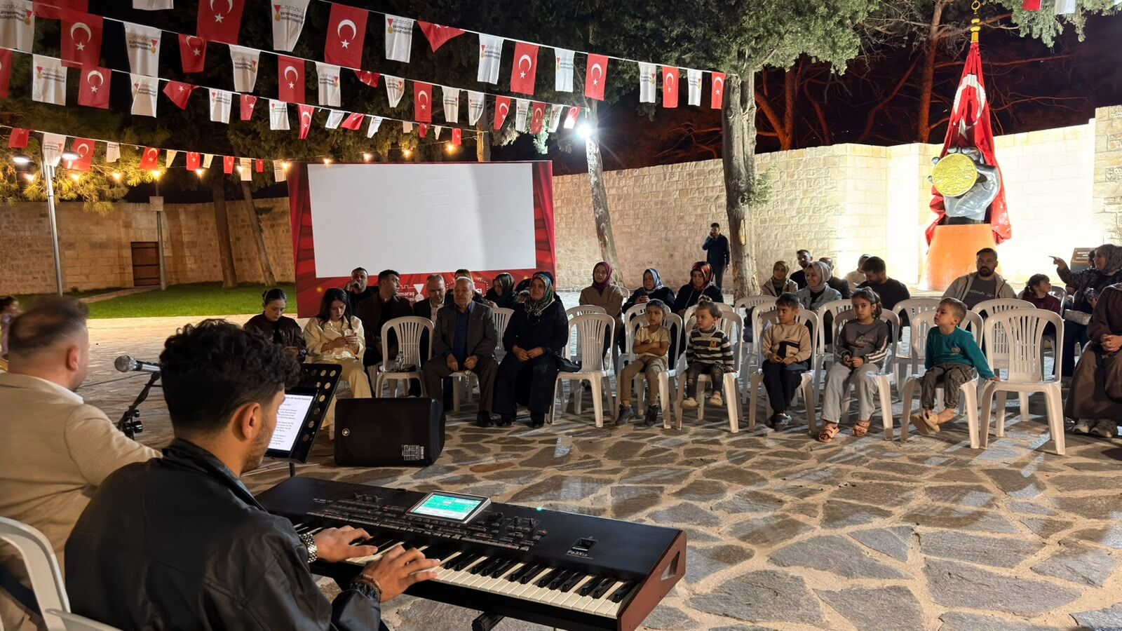Kahramanmaraş Kalesi'nde Mahzuni Şerif Türküleri Yankılandı (1)