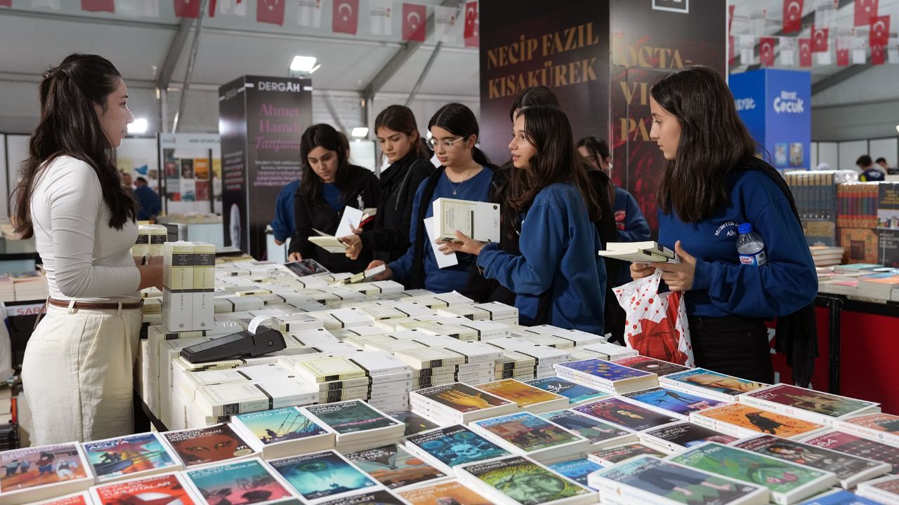 Kahramanmaraş Kitap Fuarı'na Öğrenciler Akın Ediyor! Küçük Okurlar Kitaplarla Buluşuyor (2)