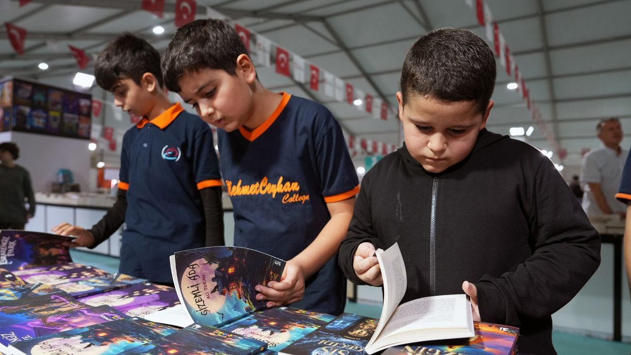 Kahramanmaraş Kitap Fuarı'na Öğrenciler Akın Ediyor! Küçük Okurlar Kitaplarla Buluşuyor (3)