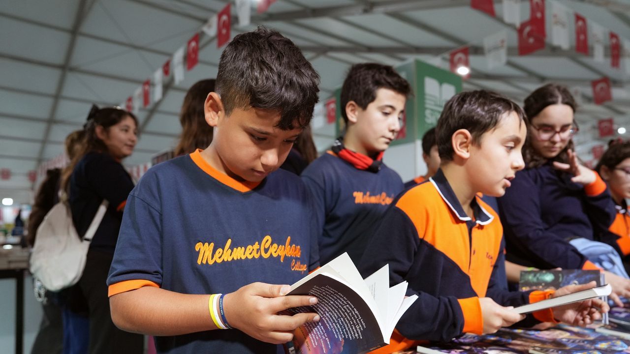 Kahramanmaraş Kitap Fuarı'na Öğrenciler Akın Ediyor! Küçük Okurlar Kitaplarla Buluşuyor (4)