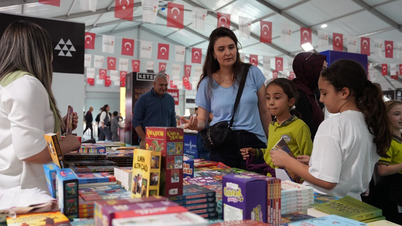 Kahramanmaraş Kitap Fuarı'na Öğrenciler Akın Ediyor! Küçük Okurlar Kitaplarla Buluşuyor (7)