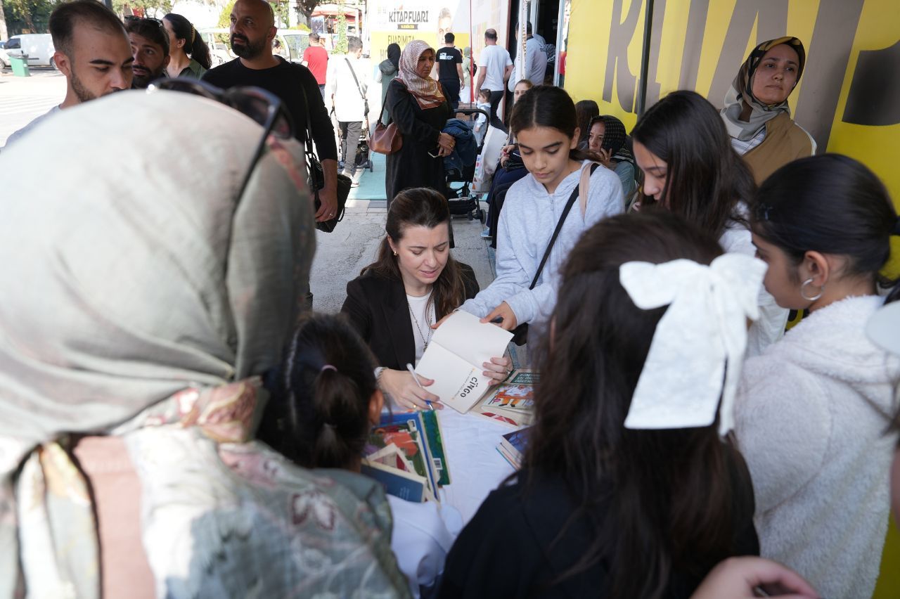 Kahramanmaraş Kitap Fuarı'nda Şermin Yaşar Izdihamı! Çocuklar Imza Için Sıraya Girdi (12)