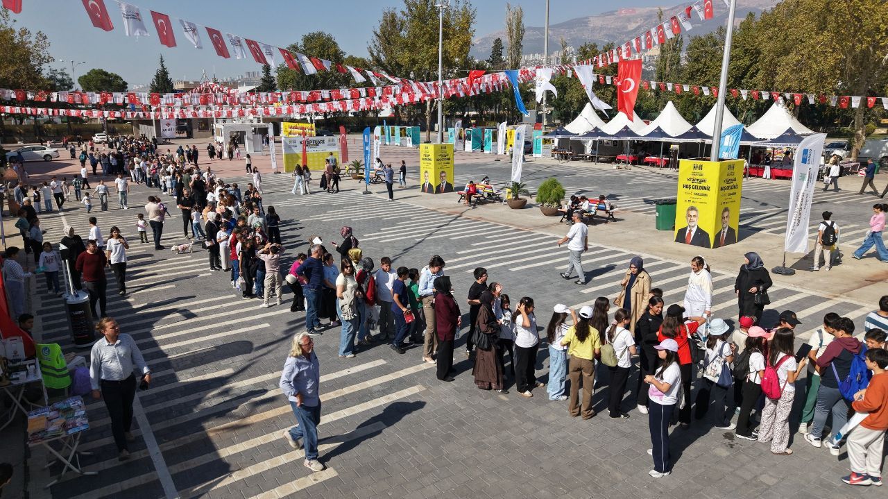 Kahramanmaraş Kitap Fuarı'nda Şermin Yaşar izdihamı! Çocuklar imza için sıraya girdi