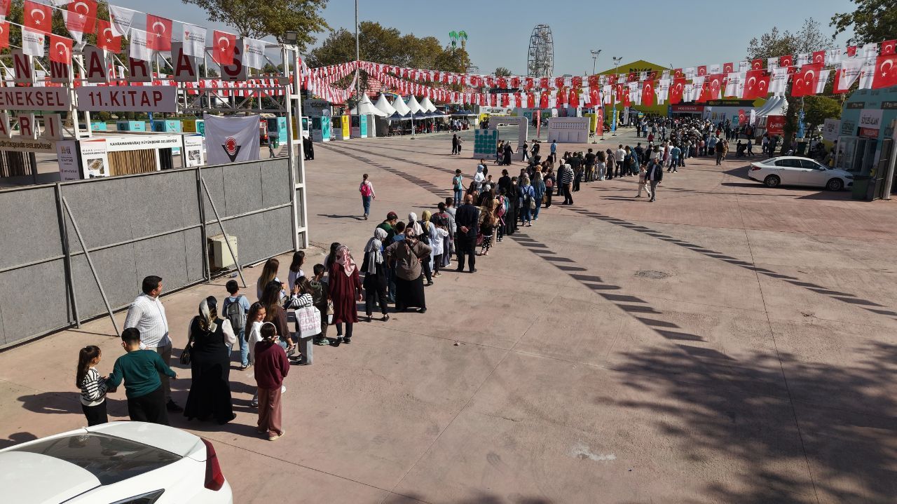 Kahramanmaraş Kitap Fuarı'nda Şermin Yaşar Izdihamı! Çocuklar Imza Için Sıraya Girdi (9)