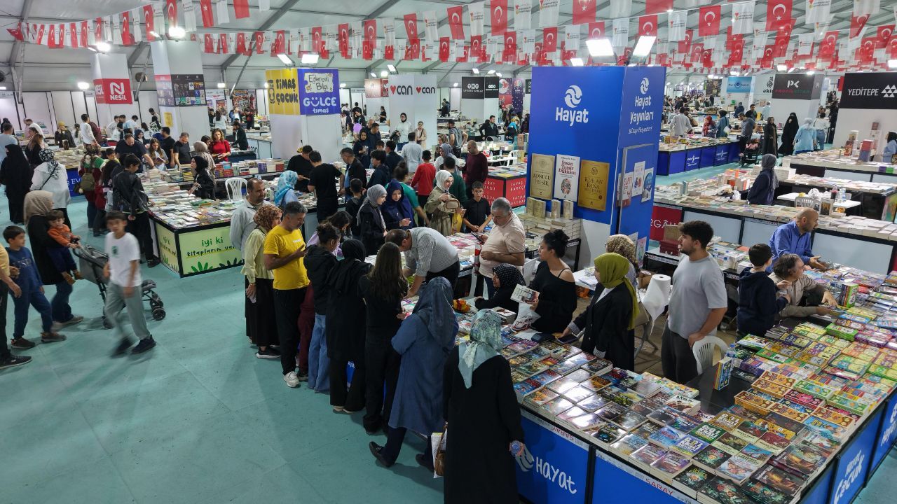 Kahramanmaraş Kitap Fuarı'nda Tarihi Rekor! Ziyaretçi Sayısı 400 Bini Aştı (1)