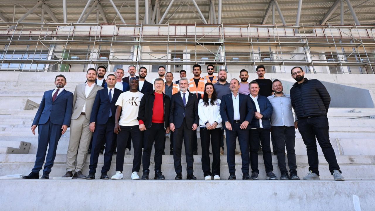 Kahramanmaraş'ın 17 Bin 500 Kişilik Stadyumuna Futbolun Efsanelerinden Tam Not1