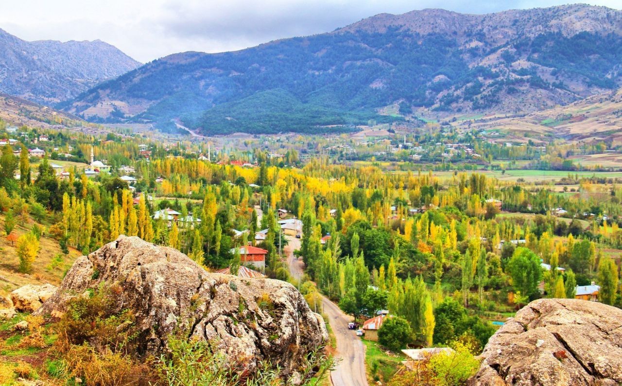 Kahramanmaraş'ın Göksun Ilçesinde Sonbahar Güzelliği! Doğa Sarı Ve Kızıl Renklere Büründü (2)