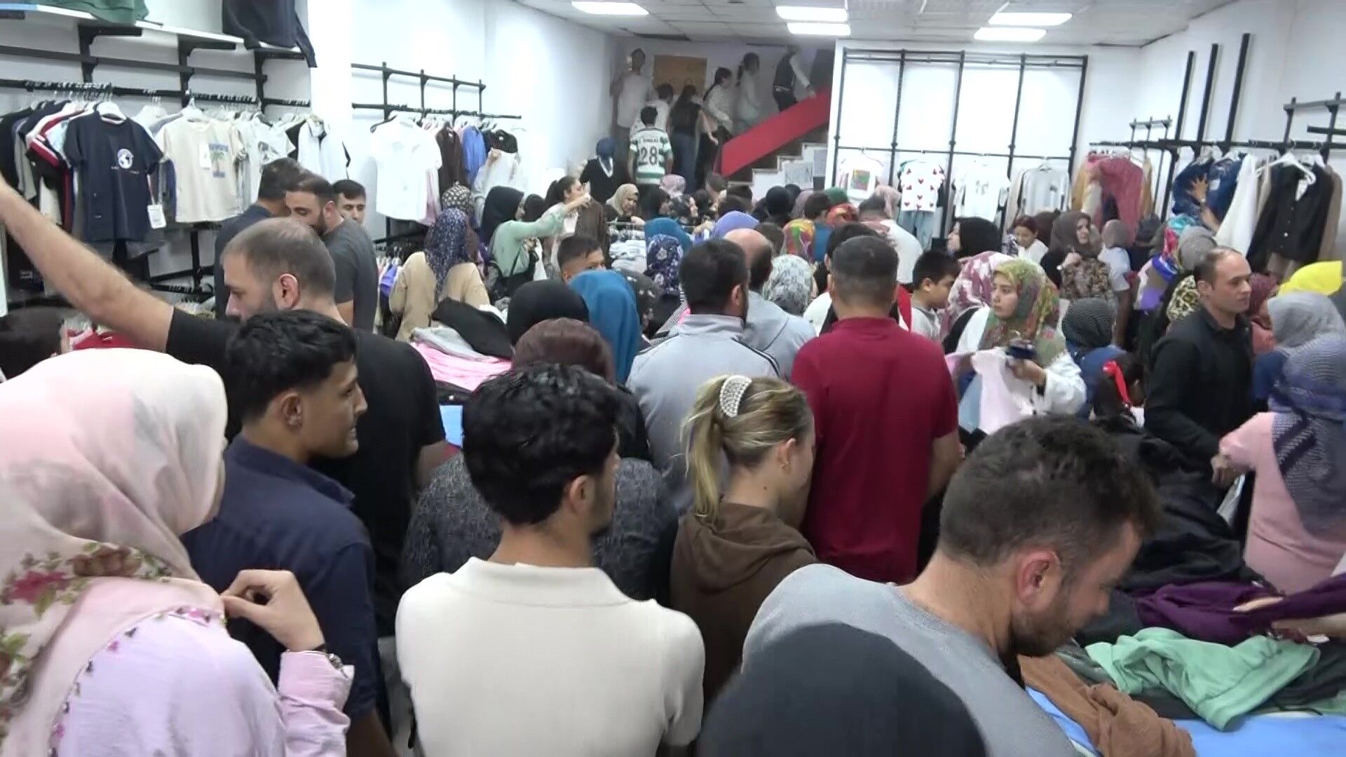 Kahramanmaraş’ta 100 TL’lik Giyim Kampanyası İzdihama Neden Oldu!