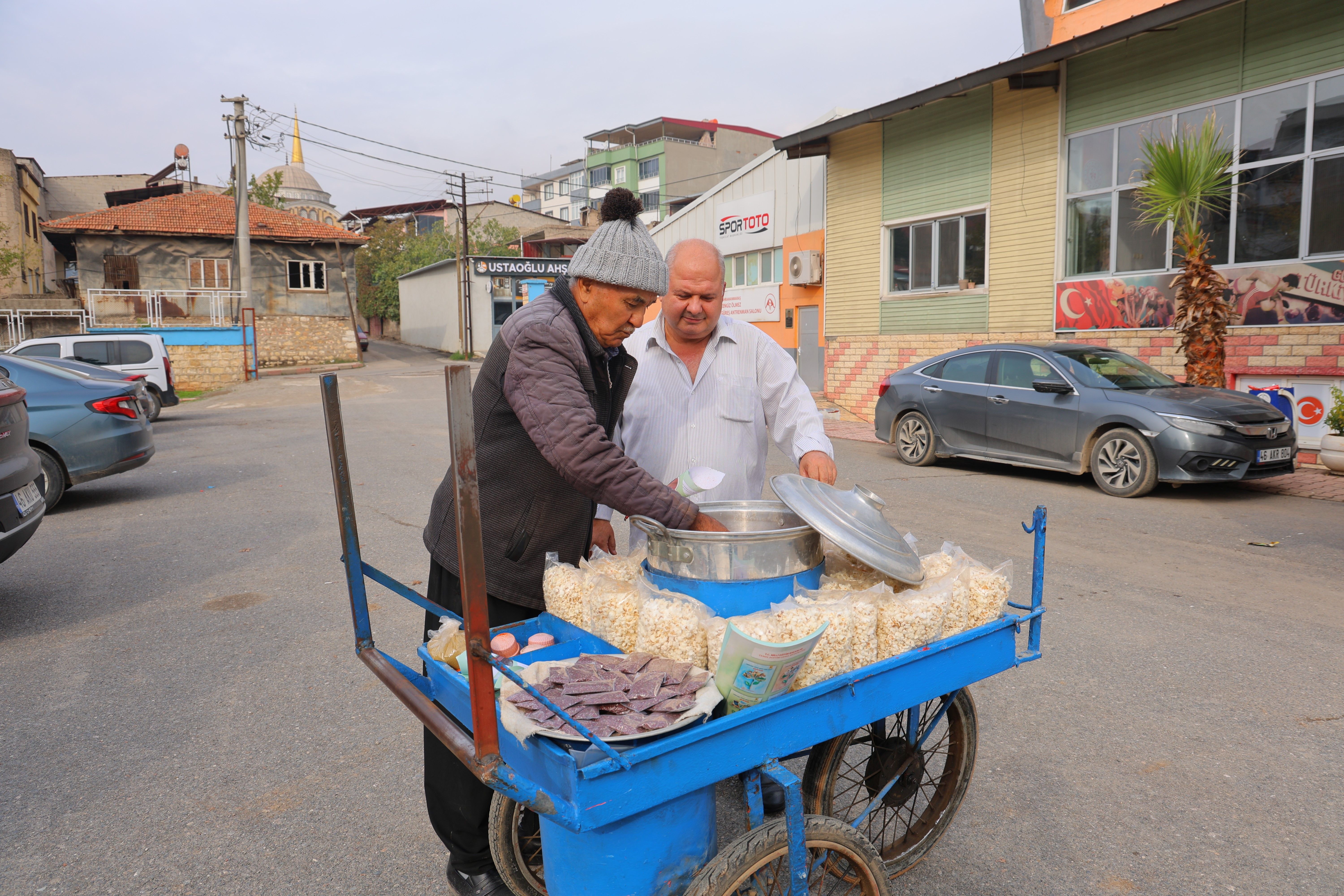 Kahramanmaraş’ta 77 Yaşındaki Osman Amca 35 Yıldır Aynı Arabayla Nohut Satıyor! (1)