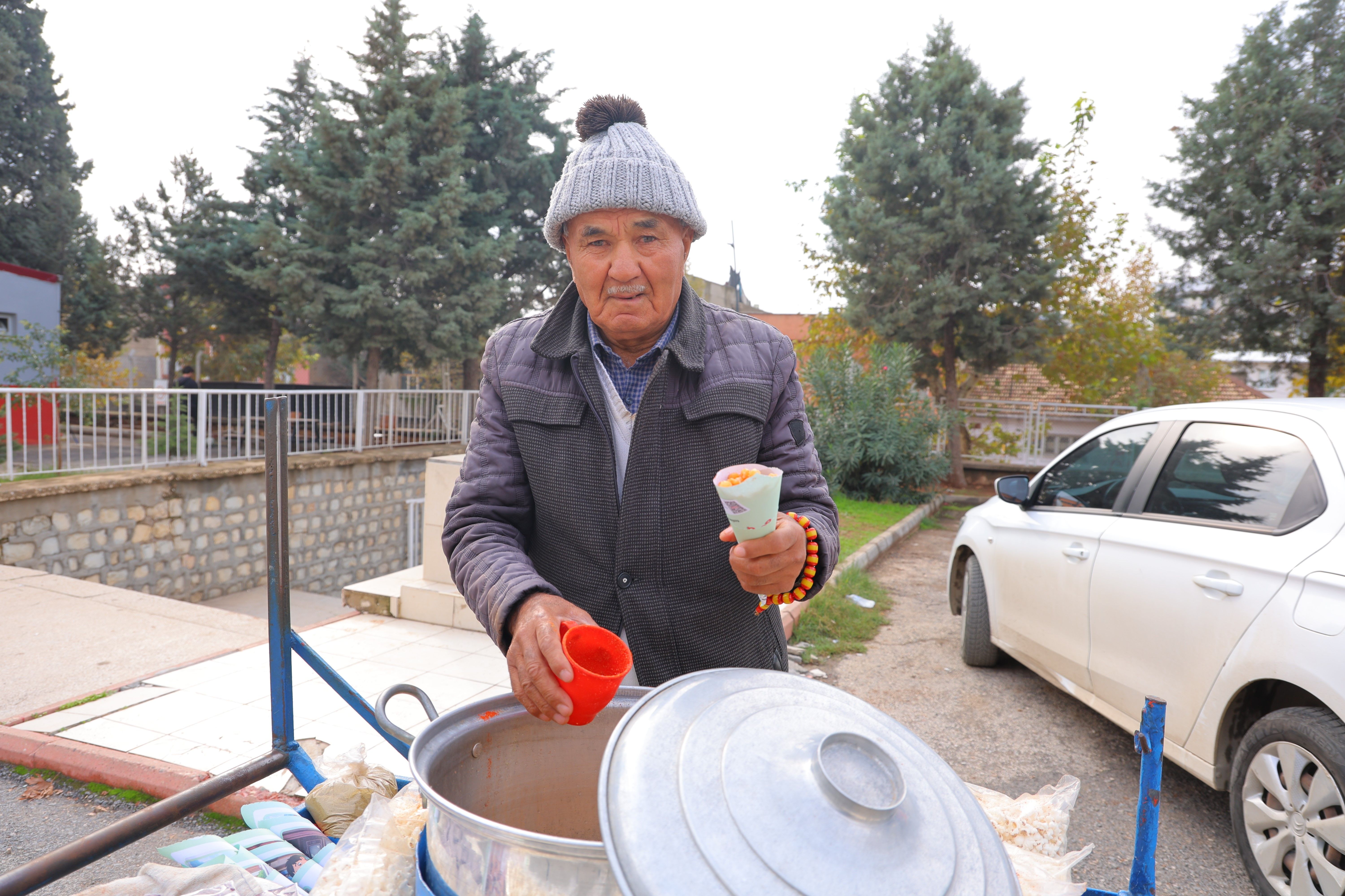 Kahramanmaraş’ta 77 Yaşındaki Osman Amca 35 Yıldır Aynı Arabayla Nohut Satıyor! (4)