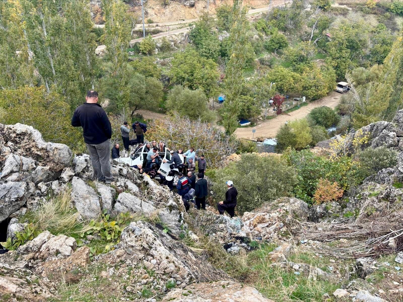 Kahramanmaraş’ta Araç Yoldan Aşağıya Düştü 1 Yaralı (2)