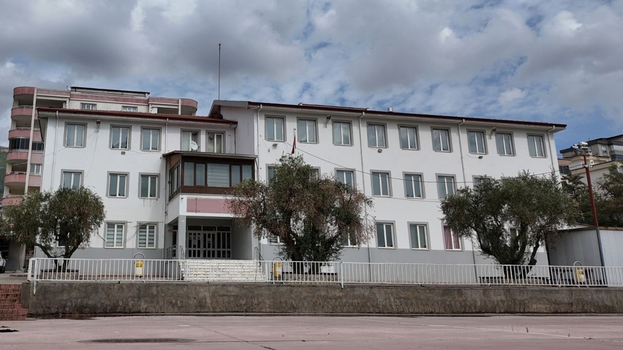 Kahramanmaraş’ta Ayser Çalık Ortaokulu’nun Tabelası Söküldü! (2)