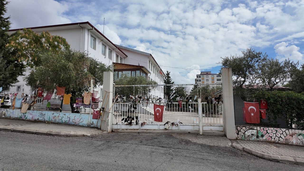 Kahramanmaraş’ta Ayser Çalık Ortaokulu’nun Tabelası Söküldü! (3)
