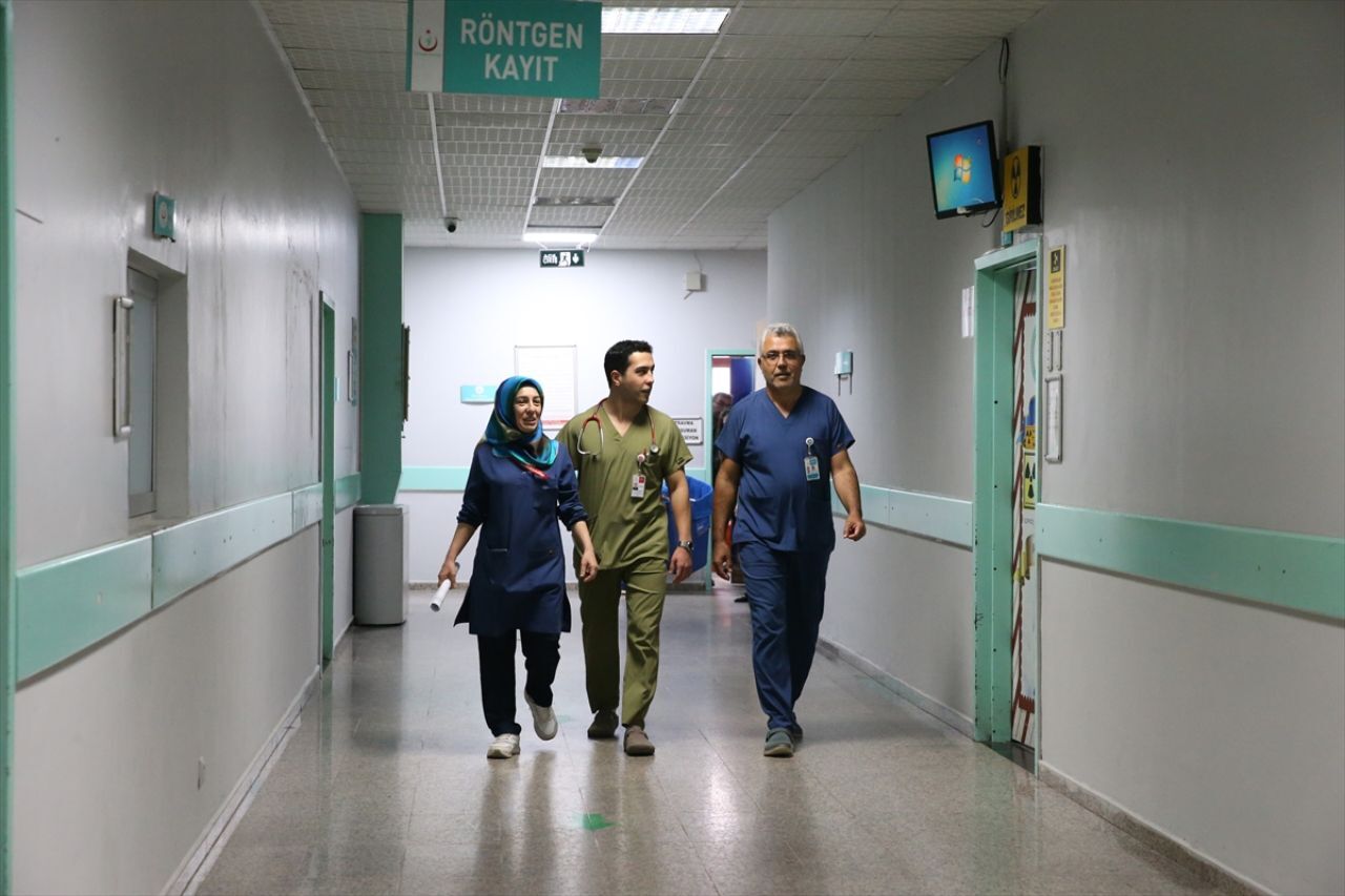 Kahramanmaraş’ta Büyüdüğü Hastaneye Doktor Olarak Döndü! Anne Ve Babasıyla Çalışıyor (1)