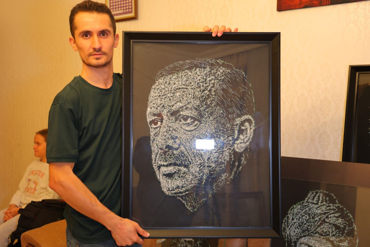 Kahramanmaraş'ta Çekiçle Cama Portre Yapıyor! (2)
