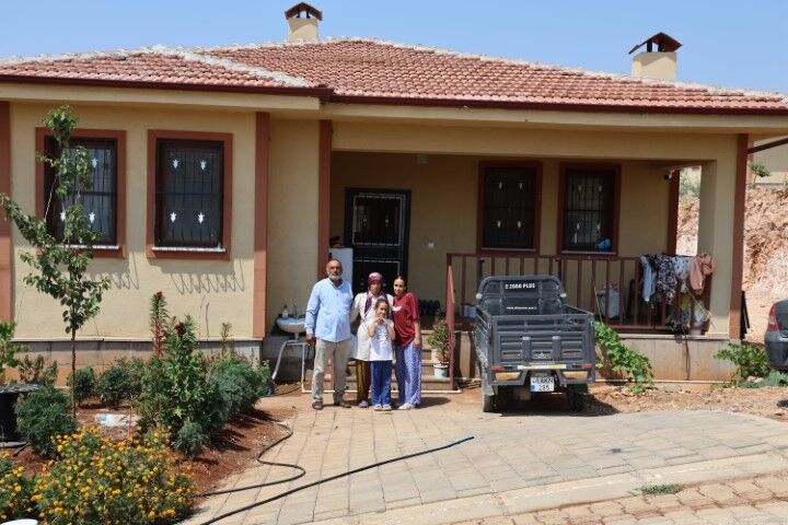 Kahramanmaraş’ta Depremzede Aile Köy Evine Kavuştu (3)