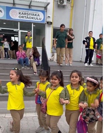 Kahramanmaraş’ta Gençler Kolları Sıvadı, Okul Rengârenk Oldu (2)
