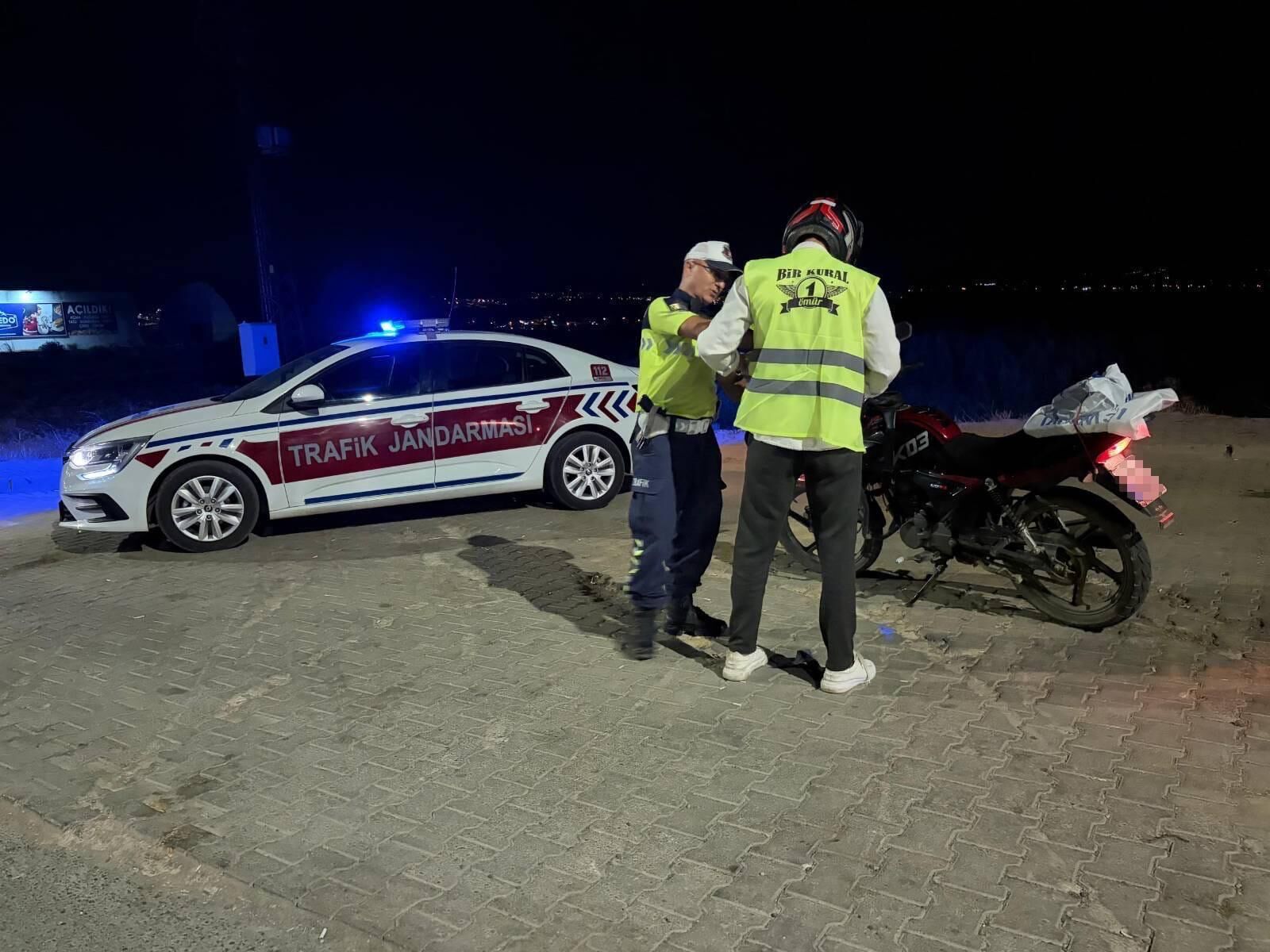 Kahramanmaraş’ta Motosiklet Sürücülerine Reflektif Yelek Dağıtıldı (1)