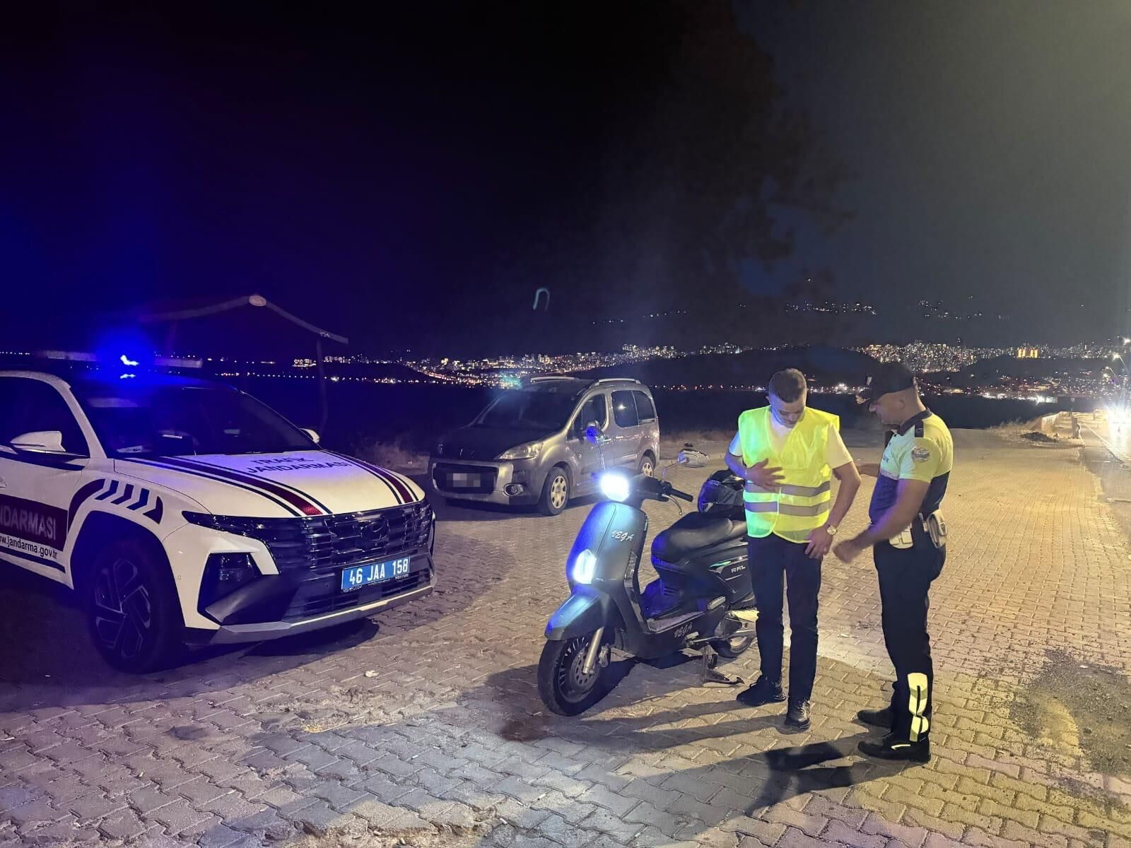 Kahramanmaraş’ta Motosiklet Sürücülerine Reflektif Yelek Dağıtıldı (4)