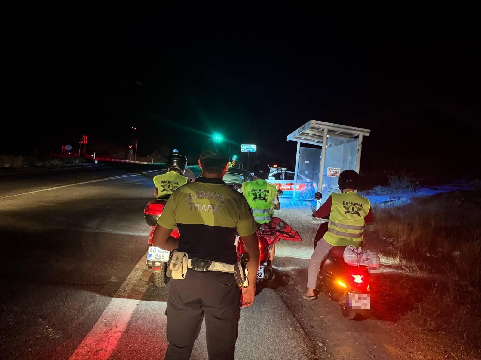 Kahramanmaraş’ta Motosiklet Sürücülerine Reflektif Yelek Dağıtıldı (6)