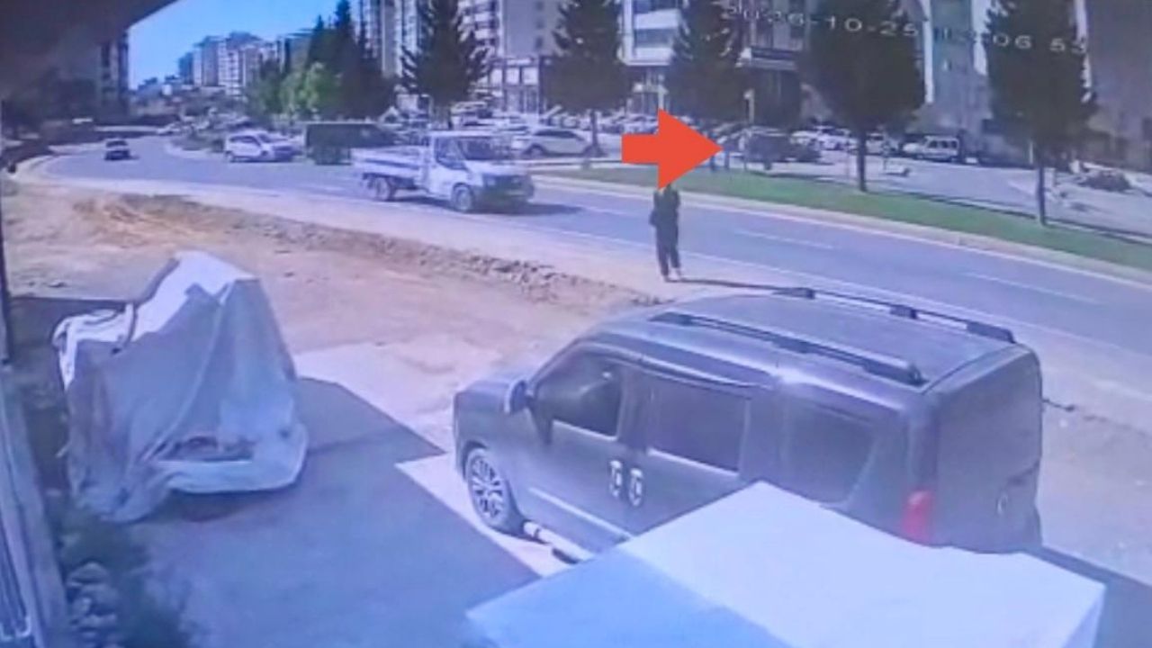 Kahramanmaraş'ta otomobil ile motosiklet kavşakta çarpıştı! Kaza anı kamerada