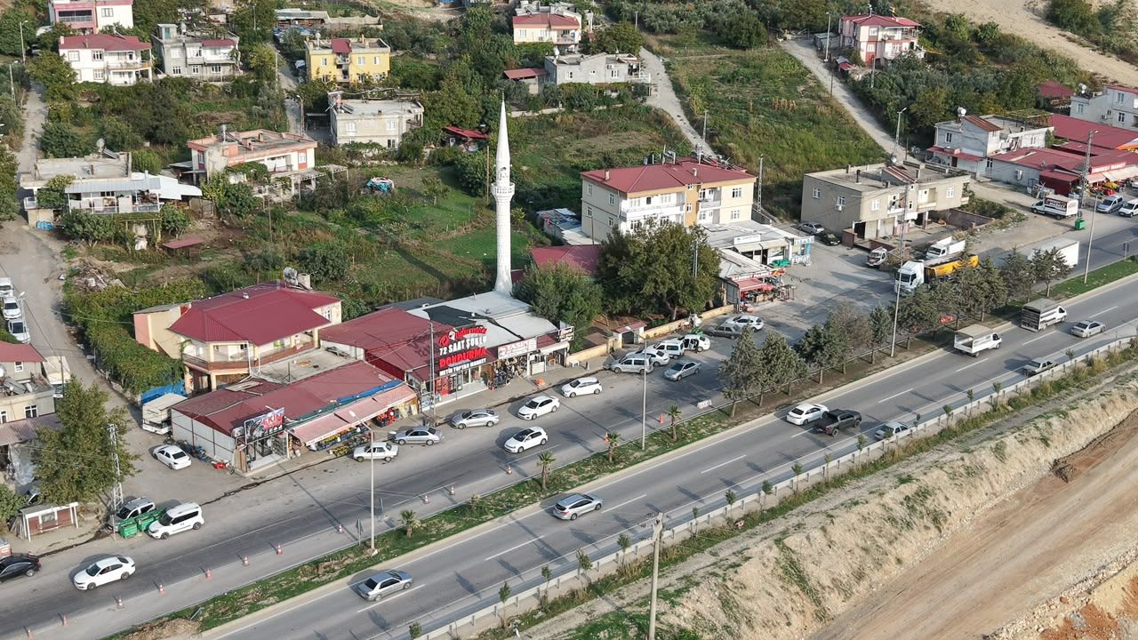 Kahramanmaraş’ta Şehir Girişindeki Kaçak İş Yerleri Kaldırılıyor (1)