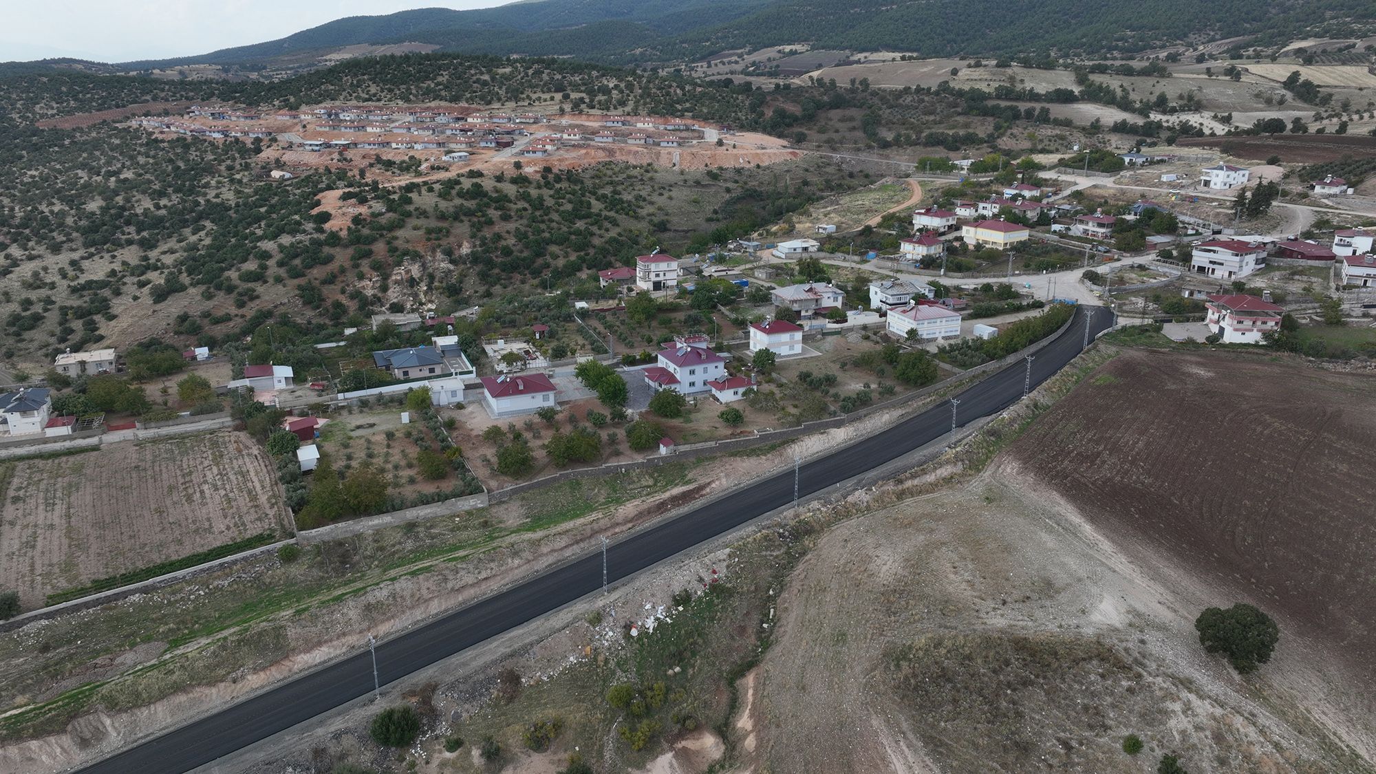 Kahramanmaraş'ta Söğütlü Mahallesi’nin 4 kilometrelik yolu asfaltlanıyor