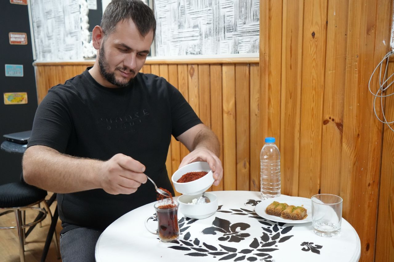 Kahramanmaraş'ta Tattığı Acı Biber Hayatını Değiştirdi! Çayına Bile Pul Biber Atıyor (2)