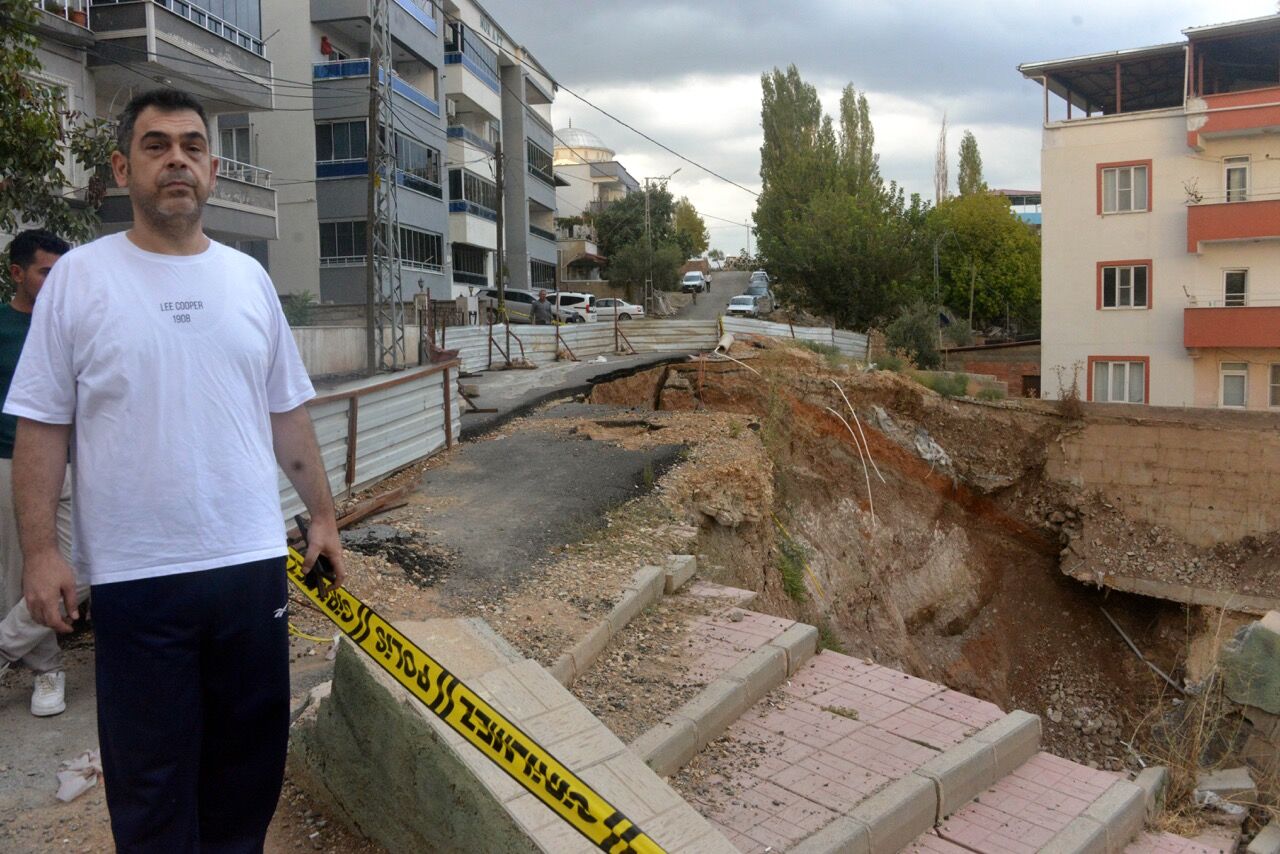 Kahramanmaraş’ta Temel Kazısında Toprak Kaydı 2 Bina Tahliye Edildi!4