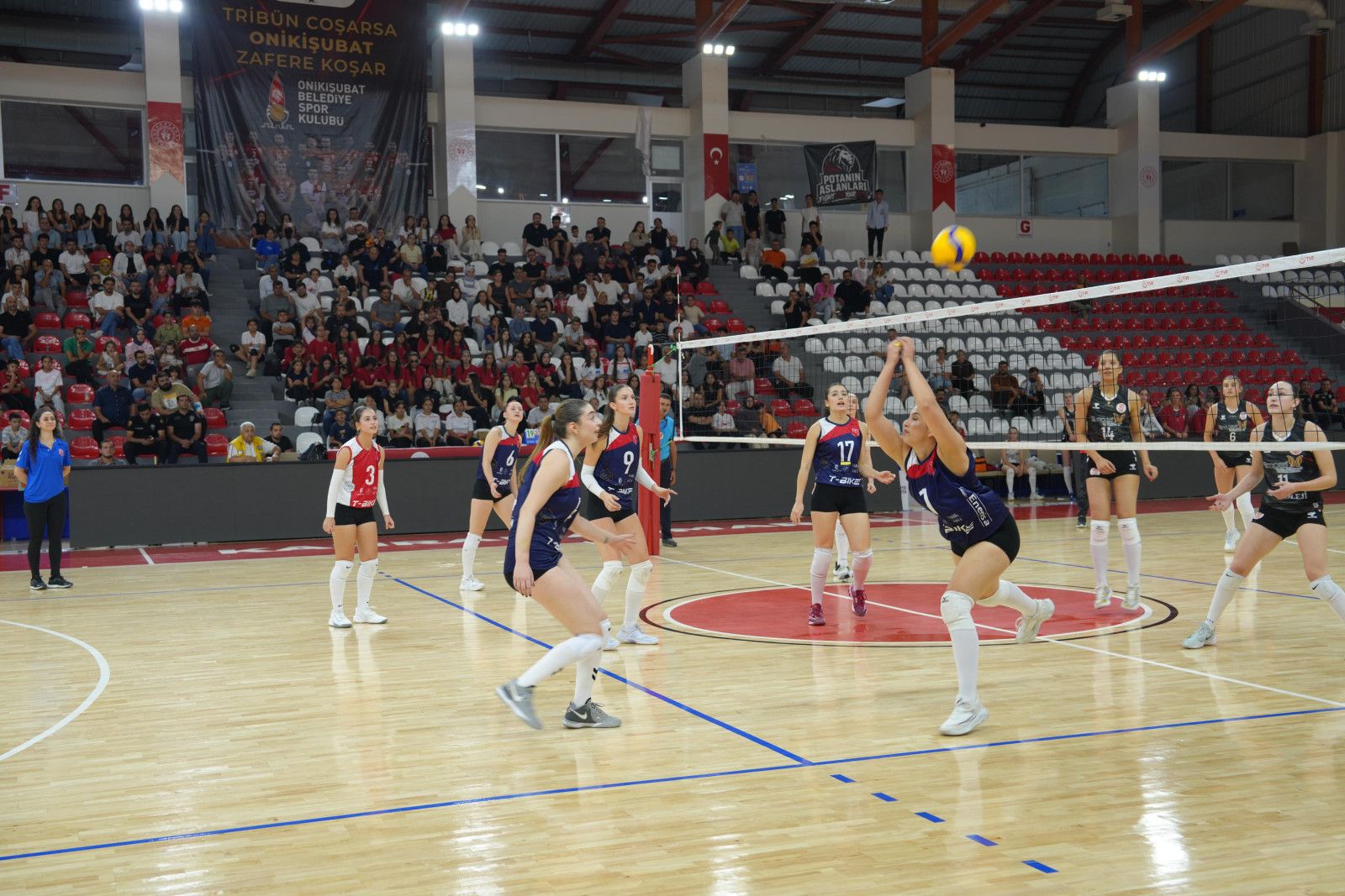 Kahramanmaraş’ta Voleybol Heyecanı! Sultanlar Sahaya Çıkıyor (2)