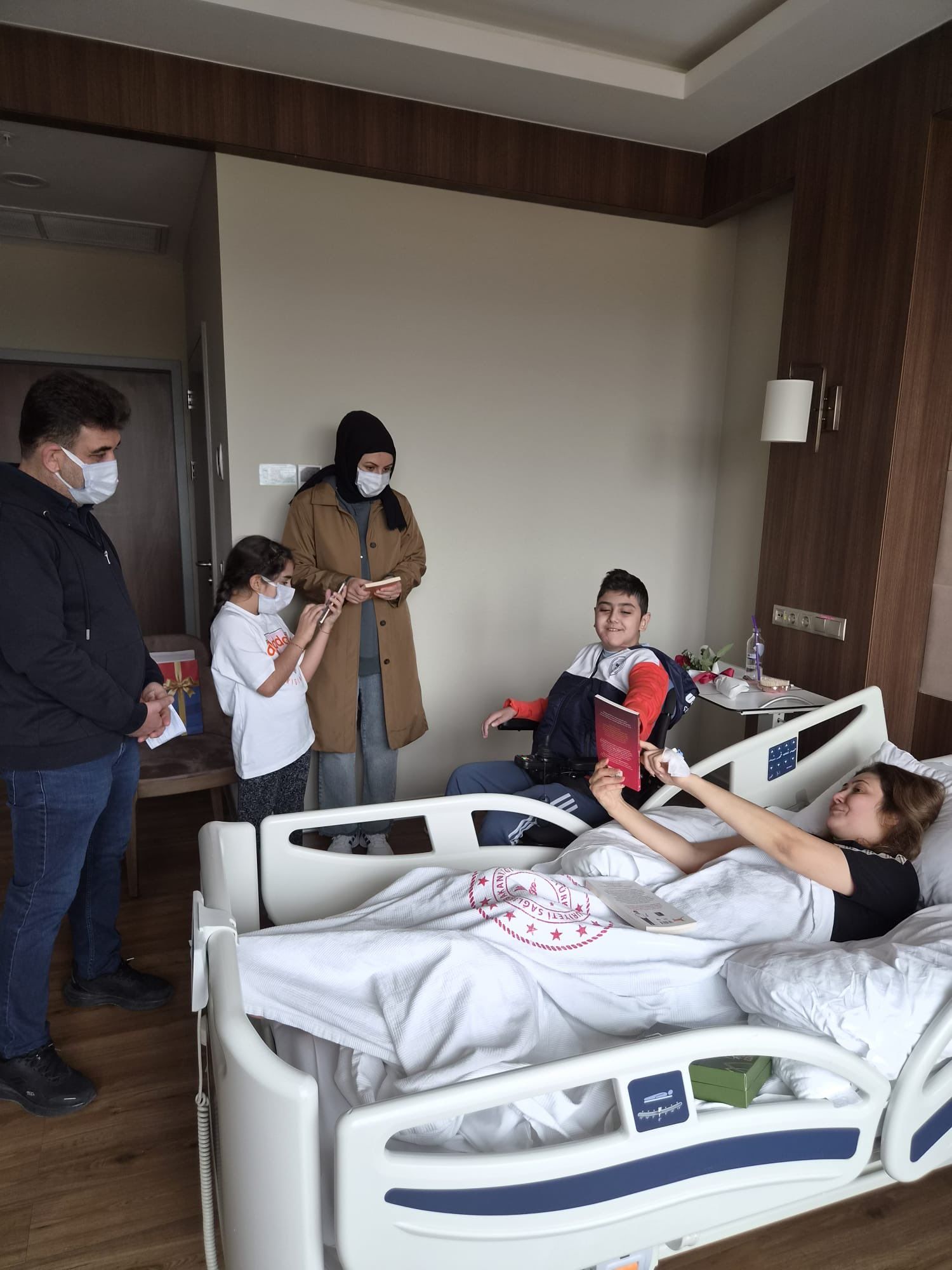 Kahramanmaraş’taki Okul Saldırısında Yaralanan Öğrenci, Kazada Yaralanan Vekili Ziyaret Etti (3)