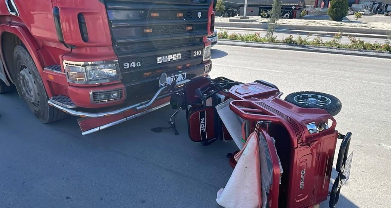 Kamyonla çarpışan elektrikli bisiklet 10 metre sürüklendi: 2 yaralı
