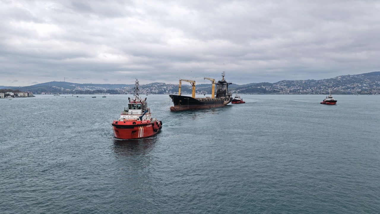 Karadeniz’de İha Saldırısına Uğrayan Gemi İstanbul Boğazı’ndan Geçirildi! (5)