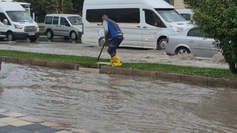 Malatya'da 15 Dakikalık Sağanak Yolları Göle Çevirdi! Trafik Durma Noktasına Geldi-1
