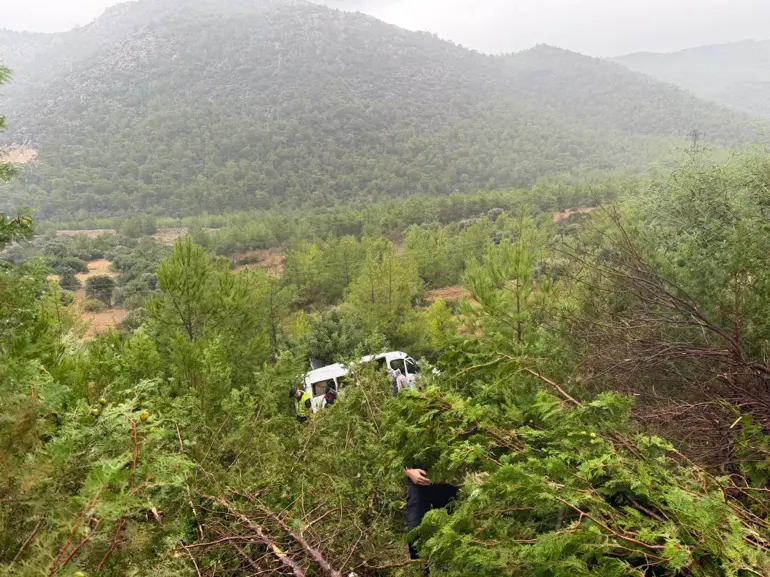 Mersin'de Minibüs Bahçeye Yuvarlandı; 1'I Ağır, 17 Yaralı